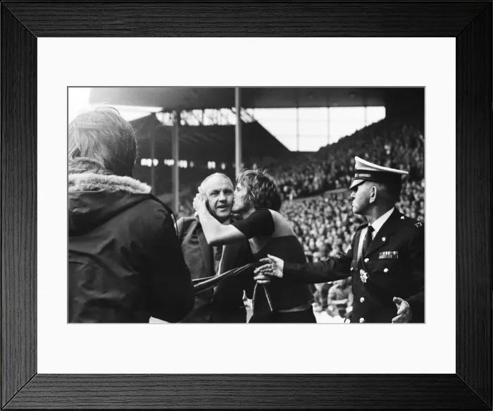 Framed Print : Former Liverpool manager Bill Shankly salutes the Liverpool fans as he walks around Framed Print : Former Liverpool manager Bill Shankly salutes the Liverpool fans as he walks around