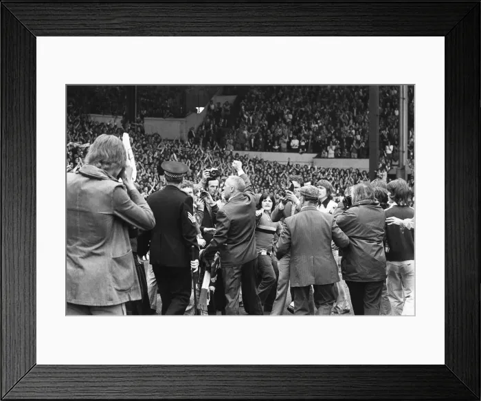 Framed Print : Former Liverpool manager Bill Shankly salutes the Liverpool fans as he walks around Framed Print : Former Liverpool manager Bill Shankly salutes the Liverpool fans as he walks around