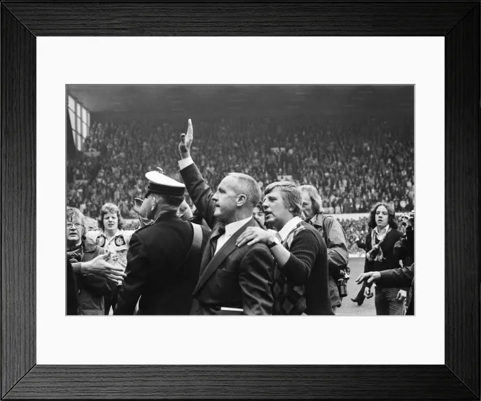 Framed Print : Former Liverpool manager Bill Shankly salutes the Liverpool fans as he walks around Framed Print : Former Liverpool manager Bill Shankly salutes the Liverpool fans as he walks around