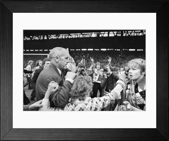 Framed Print : Former Liverpool manager Bill Shankly salutes the Liverpool fans as he walks around Framed Print : Former Liverpool manager Bill Shankly salutes the Liverpool fans as he walks around