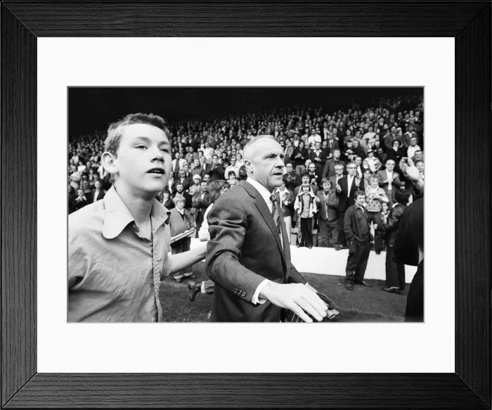 Framed Print : Former Liverpool manager Bill Shankly salutes the Liverpool fans as he walks around Framed Print : Former Liverpool manager Bill Shankly salutes the Liverpool fans as he walks around