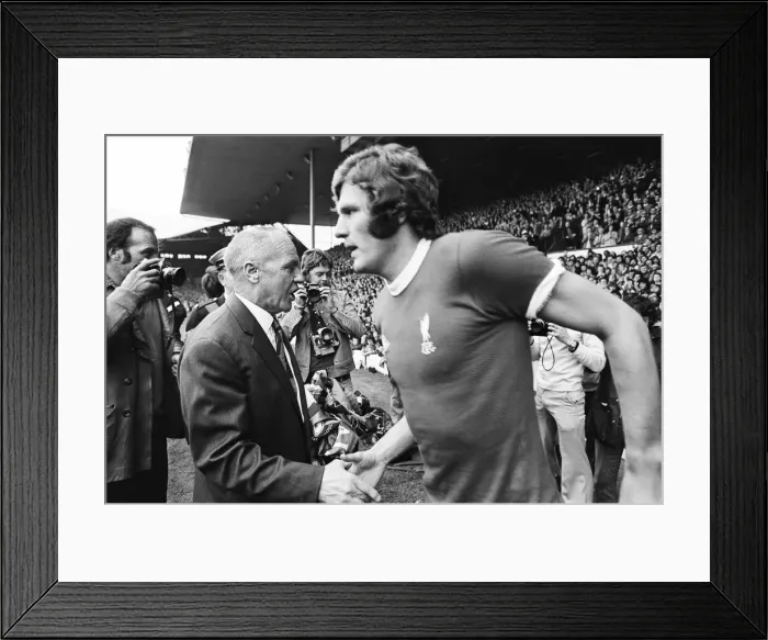 Framed Print : Former Liverpool manager Bill Shankly salutes the Liverpool fans as he walks around Framed Print : Former Liverpool manager Bill Shankly salutes the Liverpool fans as he walks around
