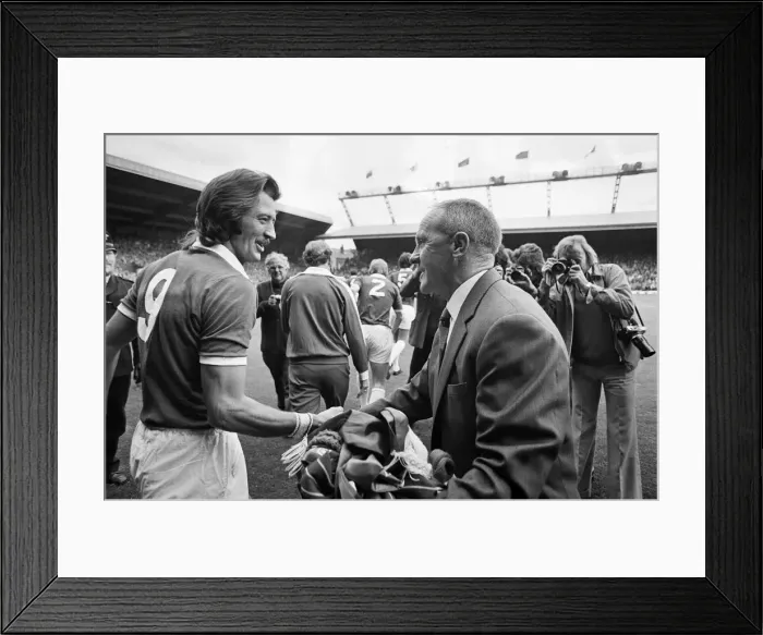 Framed Print : Former Liverpool manager Bill Shankly salutes the Liverpool fans as he walks around Framed Print : Former Liverpool manager Bill Shankly salutes the Liverpool fans as he walks around
