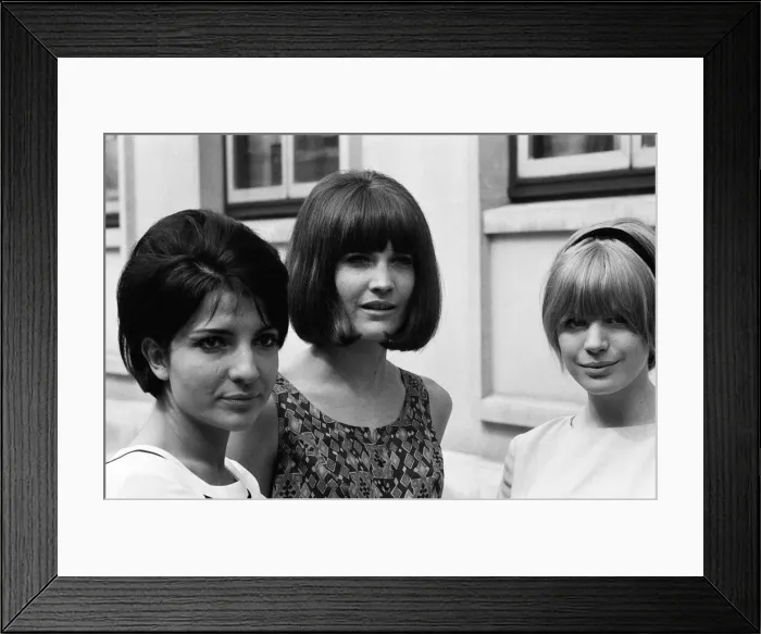 Framed Print : Marianne Faithfull, Sandie Shaw and Dana Valery in Berkeley Square at a photocall for