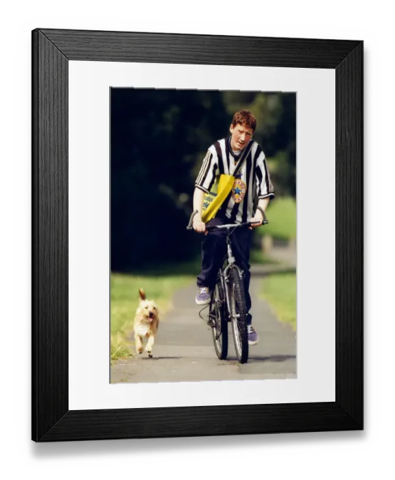 Framed Print : Paperboy David Stockell takes his dog on his paper round. 17th August 1998 Framed Print : Paperboy David Stockell takes his dog on his paper round. 17th August 1998