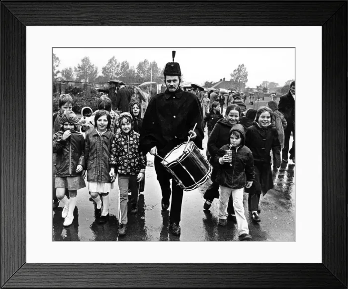 Framed Print : Children of Beverley Junior School, Billingham doing a sponsored walk round John