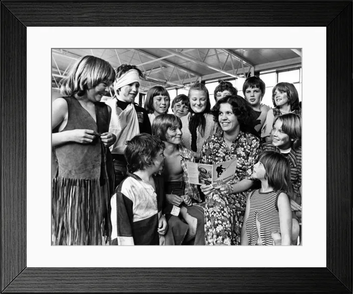 Framed Print : Pupils of Low Grange School, Billingham dress up to present a cheque of 260 to Mrs