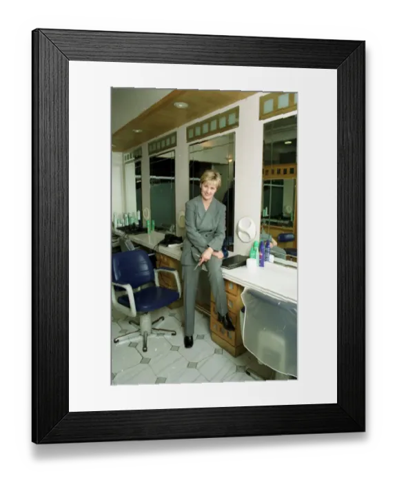 Framed Print : Royal Hairdresser Denise McAdam 1999 in her salon in London Framed Print : Royal Hairdresser Denise McAdam 1999 in her salon in London