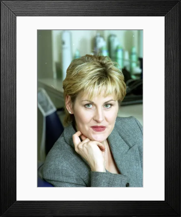 Framed Print : Royal Hairdresser Denise McAdam 1999 in her salon in London Framed Print : Royal Hairdresser Denise McAdam 1999 in her salon in London
