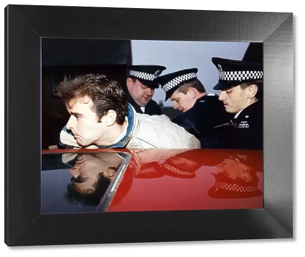 Tommy Sheridan with Police officers. 2nd December 1994