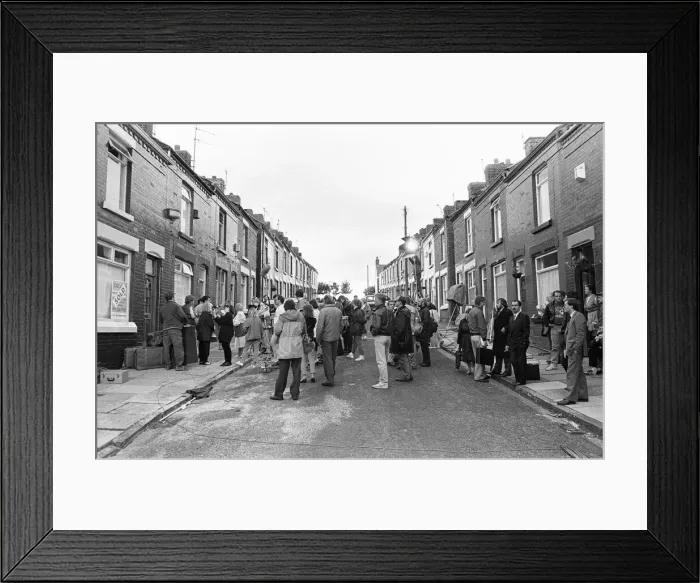 Framed Print : The BBC in Elswick Street, Dingle filming the hit comedy Bread'11th July 1987
