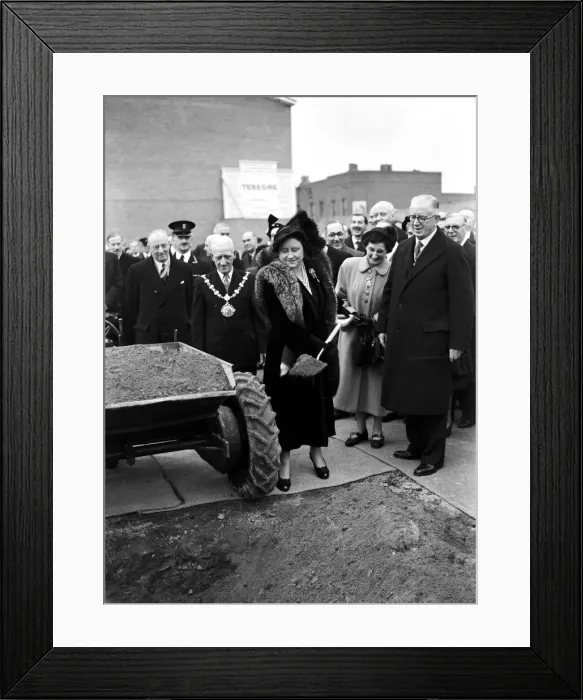 Framed Print : King George VI and Queen Elizabeth visit Lansbury estate Framed Print : King George VI and Queen Elizabeth visit Lansbury estate