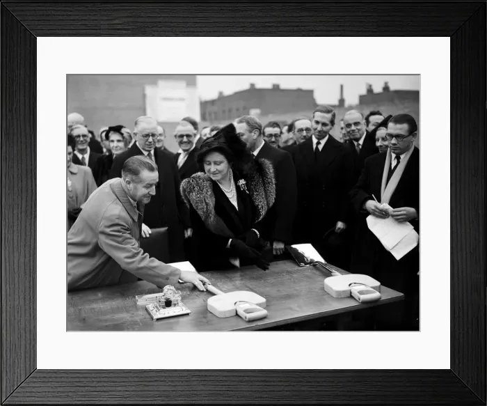Framed Print : King George VI and Queen Elizabeth visit Lansbury estate Framed Print : King George VI and Queen Elizabeth visit Lansbury estate