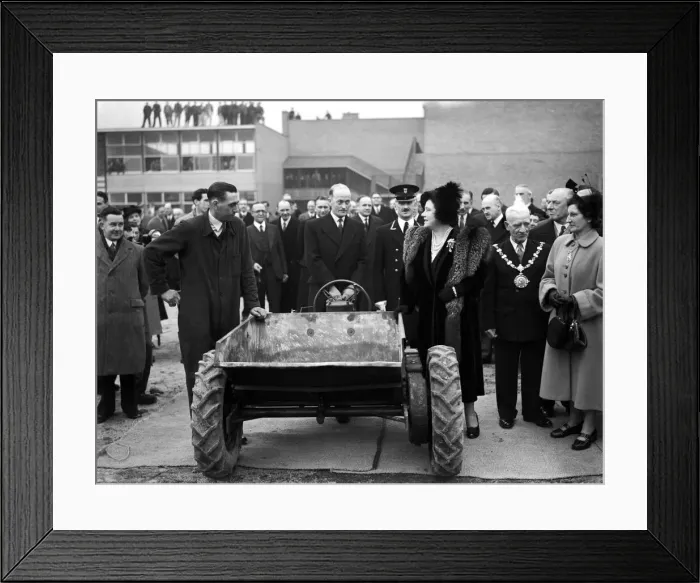 Framed Print : King George VI and Queen Elizabeth visit Lansbury estate Framed Print : King George VI and Queen Elizabeth visit Lansbury estate