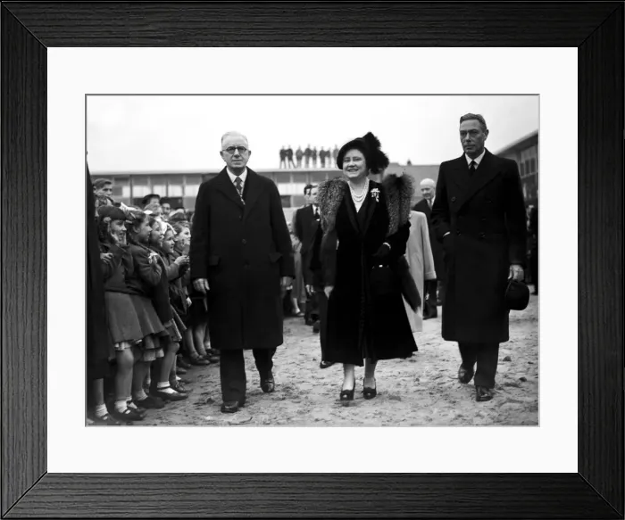 Framed Print : King George VI and Queen Elizabeth visit Lansbury estate Framed Print : King George VI and Queen Elizabeth visit Lansbury estate