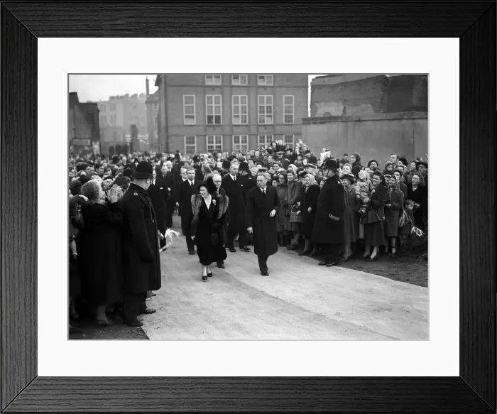 Framed Print : King George VI and Queen Elizabeth visit Lansbury estate Framed Print : King George VI and Queen Elizabeth visit Lansbury estate