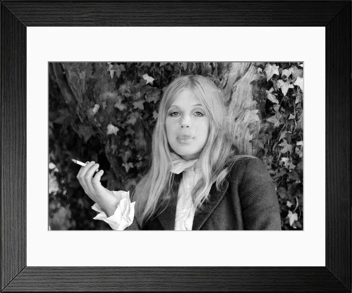 Framed Print : Marianne Faithfull, pictured at home in Aldworth, Berkshire, 10th October 1971 Framed Print : Marianne Faithfull, pictured at home in Aldworth, Berkshire, 10th October 1971