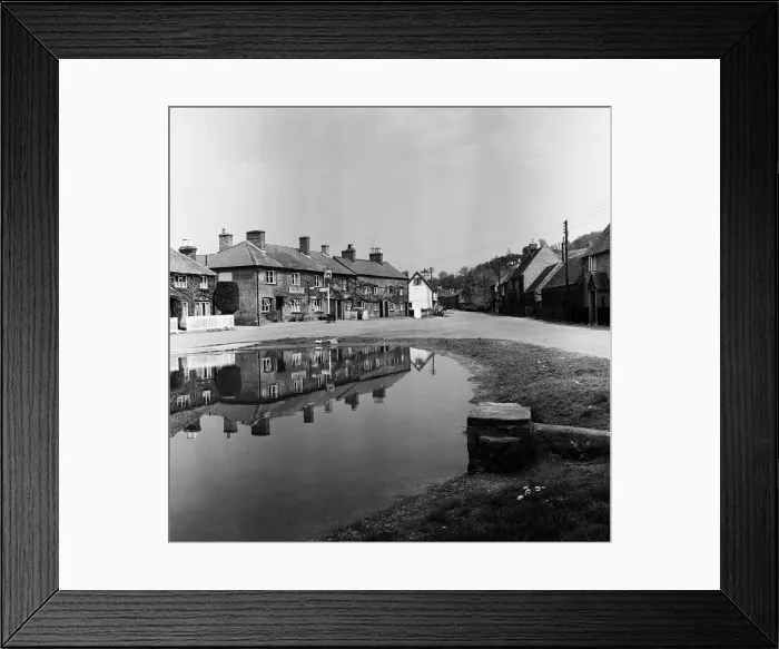 Framed Print : Views of Aldbury Village, near Tring in Hertfordshire. 18th May 1954
