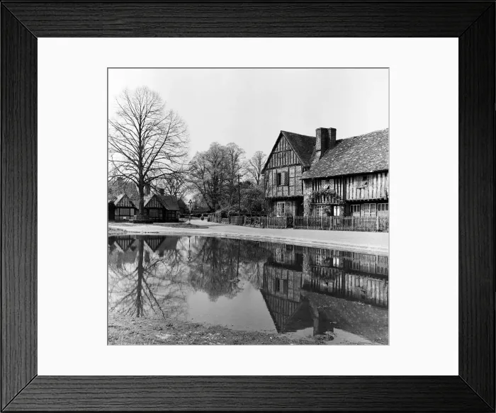 Framed Print : Views of Aldbury Village, near Tring in Hertfordshire. 18th May 1954 Framed Print : Views of Aldbury Village, near Tring in Hertfordshire. 18th May 1954