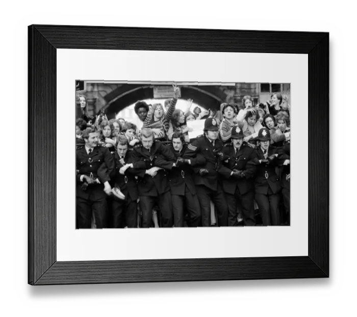 Framed Print : British pop singer David Bowie arrives home at Victoria Station Framed Print : British pop singer David Bowie arrives home at Victoria Station