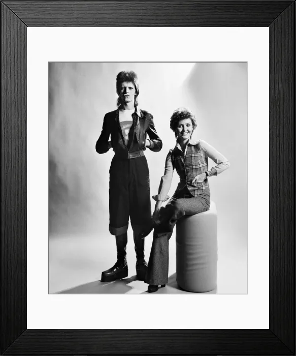 Framed Print : British pop singer David Bowie poses with Lulu in the Daily Mirror studio
