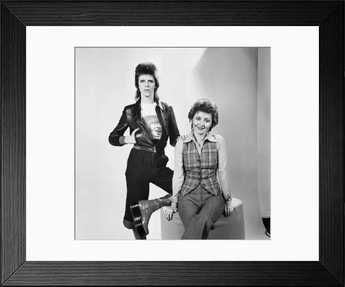 Framed Print : British pop singer David Bowie poses with Lulu in the Daily Mirror studio Framed Print : British pop singer David Bowie poses with Lulu in the Daily Mirror studio