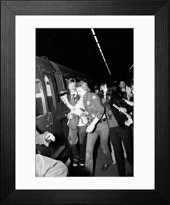Framed Print : British pop singer David Boowie greeted by crowds of fans at Charing Cross Station Framed Print : British pop singer David Boowie greeted by crowds of fans at Charing Cross Station