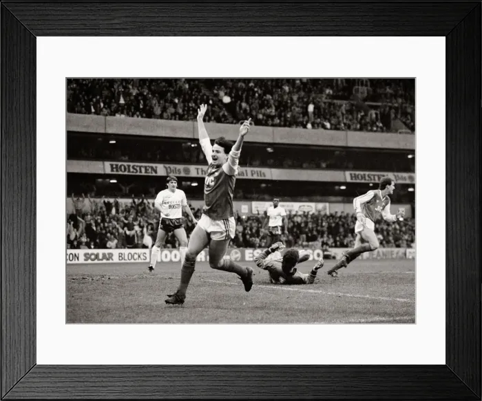 Framed Print : Football English League Division One 1986 / 87 Season. Tottenham Hotspur 1 v Arsenal Framed Print : Football English League Division One 1986 / 87 Season. Tottenham Hotspur 1 v Arsenal