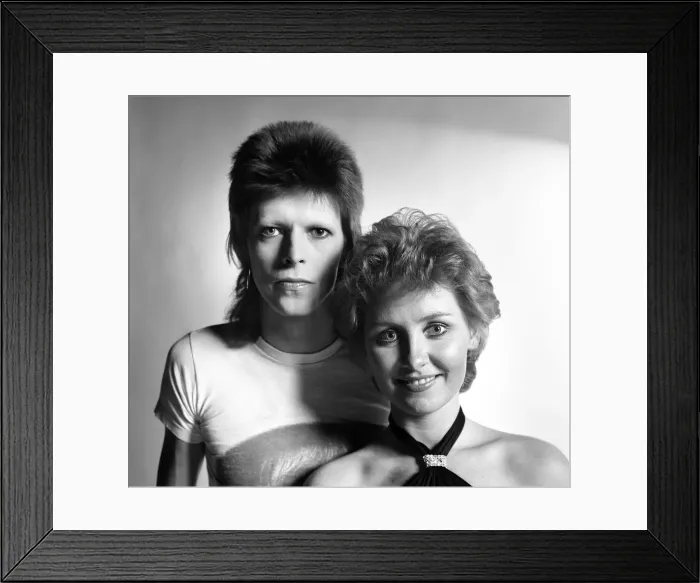 Framed Print : British pop singer David Bowie poses with Lulu in the Daily Mirror studio