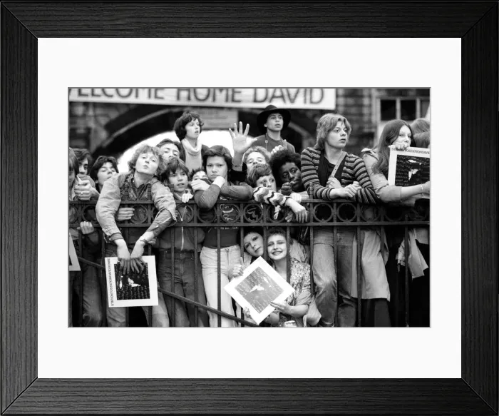 Framed Print : British pop singer David Bowie arrives home at Victoria Station Framed Print : British pop singer David Bowie arrives home at Victoria Station