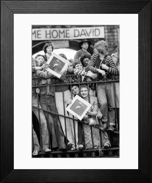 Framed Print : British pop singer David Bowie arrives home at Victoria Station Framed Print : British pop singer David Bowie arrives home at Victoria Station