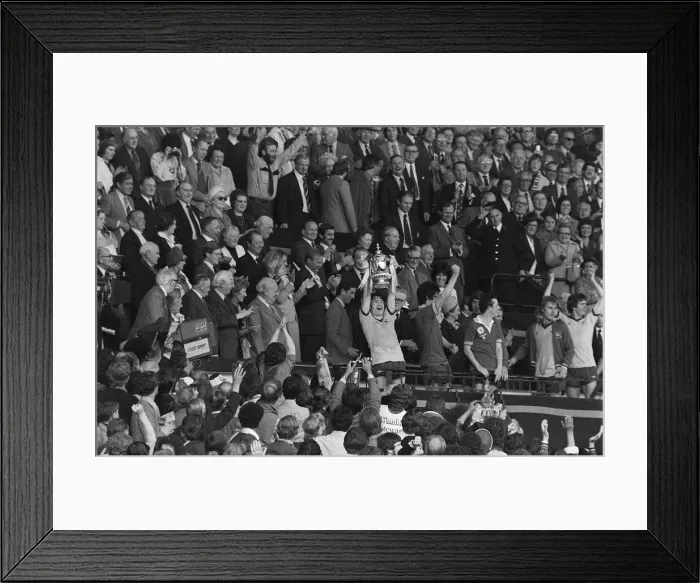 Framed Print : Arsenal captain Pat Rice holds up FA Cup after Arsenal had beaten Manchester United Framed Print : Arsenal captain Pat Rice holds up FA Cup after Arsenal had beaten Manchester United
