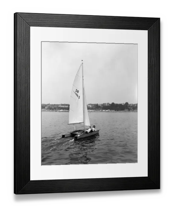 Framed Print : A couple enjoying the hot weather in Westcliff-on-Sea, Essex. July 1957