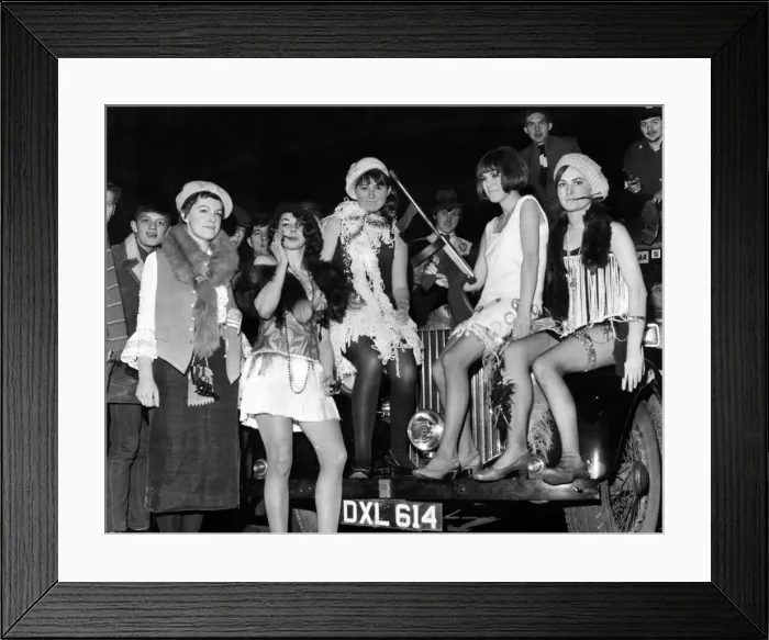 Framed Print : The Roaring Twenties came back to Glasgow last night - with a bang Framed Print : The Roaring Twenties came back to Glasgow last night - with a bang