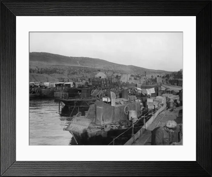 Framed Print : A busy scene on West Beach, Suvla Point a day prior to the evacuation of Gallipoli