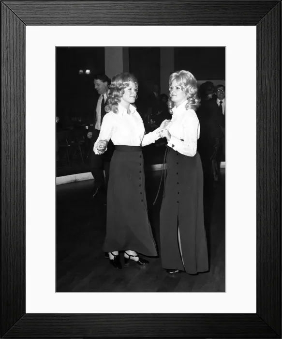 Framed Print : Elizabeth Davers and her sister Sandie went along to one of Glasgow Framed Print : Elizabeth Davers and her sister Sandie went along to one of Glasgow