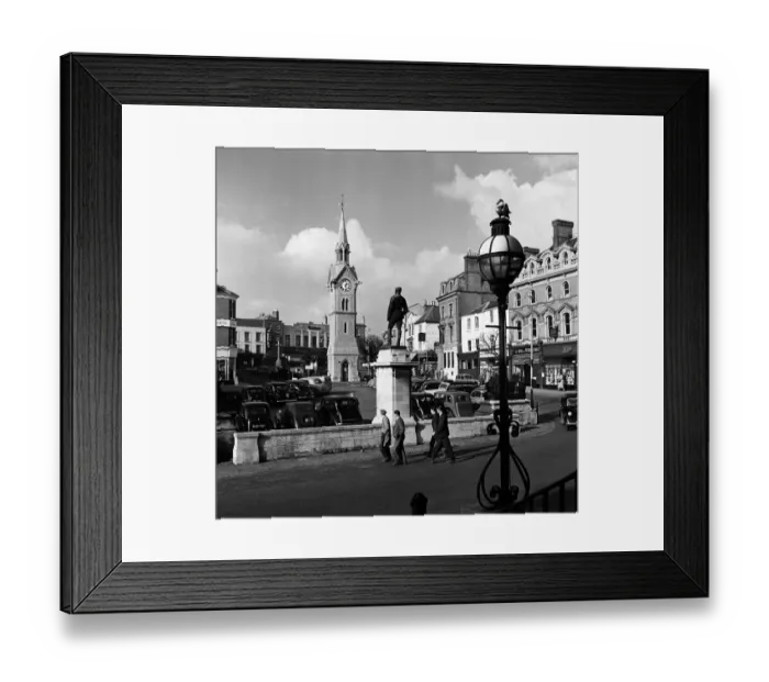 Framed Print : Street Scenes in Aylesbury, Buckinghamshire. November 1952 Framed Print : Street Scenes in Aylesbury, Buckinghamshire. November 1952