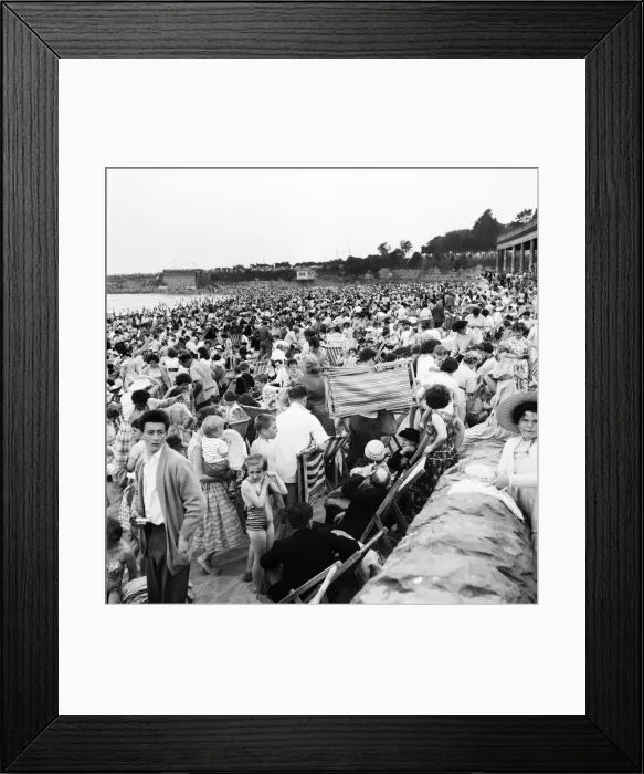 Framed Print : Holiday Crowds at Barry Island: The Fantastic Holiday crowds which took Barry Island Framed Print : Holiday Crowds at Barry Island: The Fantastic Holiday crowds which took Barry Island