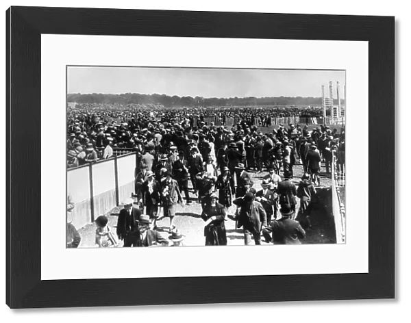 A busy Gosforth Park on Northumberland Plate day 23rd June 1920