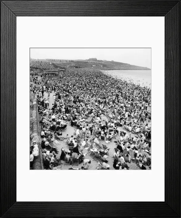 Framed Print : Holiday Crowds at Barry Island: The Fantastic Holiday crowds which took Barry Island Framed Print : Holiday Crowds at Barry Island: The Fantastic Holiday crowds which took Barry Island