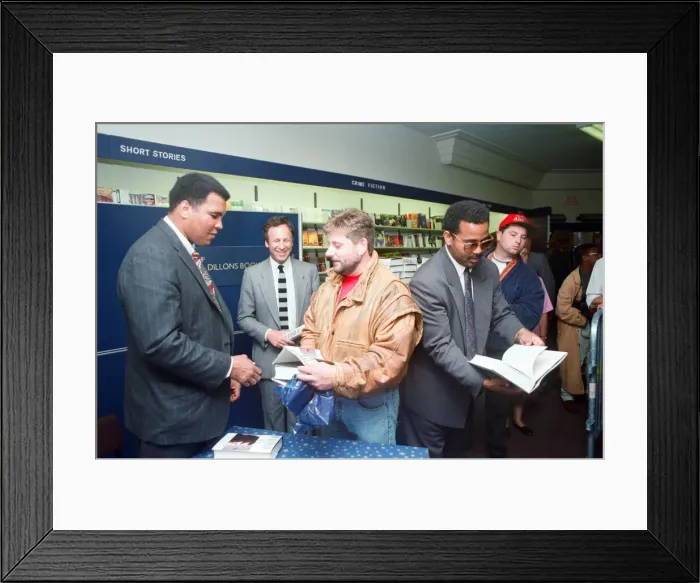 Framed Print : Muhammad Ali at Dillions book store in Birmingham to sign copies of the Thomas Hauser Framed Print : Muhammad Ali at Dillions book store in Birmingham to sign copies of the Thomas Hauser