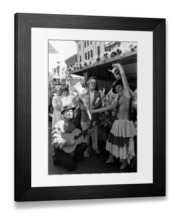Framed Print : Stockton Market Fair, Sylvia Old from Thornby is serenaded by stallholders Roy