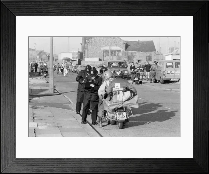 Framed Print : MODs in Redcar, Middlesbrough, 4th October 1985 Framed Print : MODs in Redcar, Middlesbrough, 4th October 1985