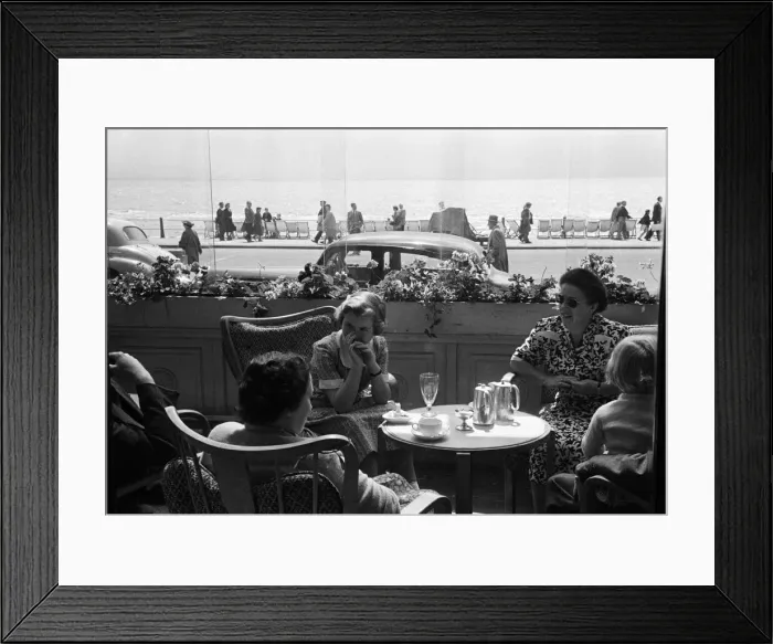 Framed Print : Holiday scenes. in Hastings, East Sussex. Holidaymakers enjoying a afternoon tea at a Framed Print : Holiday scenes. in Hastings, East Sussex. Holidaymakers enjoying a afternoon tea at a