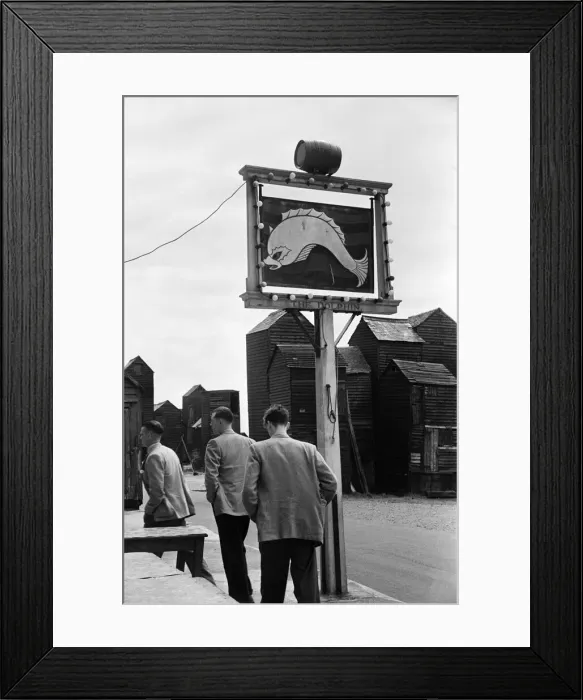 Framed Print : Holiday scenes in an around Hastings, East Sussex. The men leave the wives