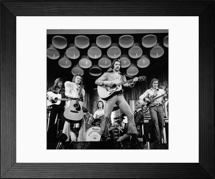 Framed Print : Leicester City footballer Frank Worthington dressed as Elvis Presley supported by Framed Print : Leicester City footballer Frank Worthington dressed as Elvis Presley supported by