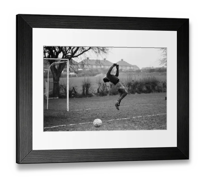 Framed Print : Leicester City goalkeeper Peter Shilton pictured during a training session
