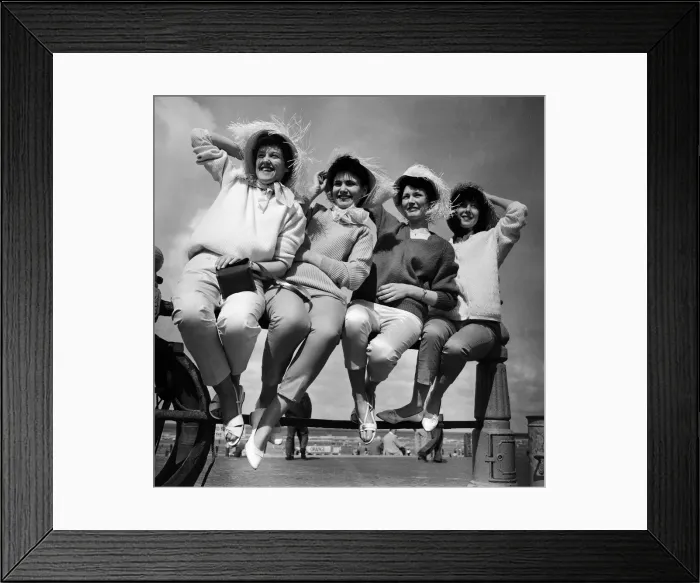 Framed Print : Machinists from St Helens hold onto their straw hats as they enjoy the sun Framed Print : Machinists from St Helens hold onto their straw hats as they enjoy the sun