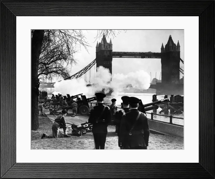 Framed Print : Firing a 56 round salute of 25 pounder blank at intervals of a minute Framed Print : Firing a 56 round salute of 25 pounder blank at intervals of a minute