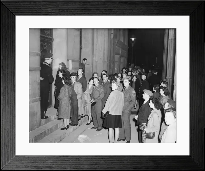 Framed Print : Lyceum Theatre opens as a Dance Hall - queuing for admittance although packed inside Framed Print : Lyceum Theatre opens as a Dance Hall - queuing for admittance although packed inside